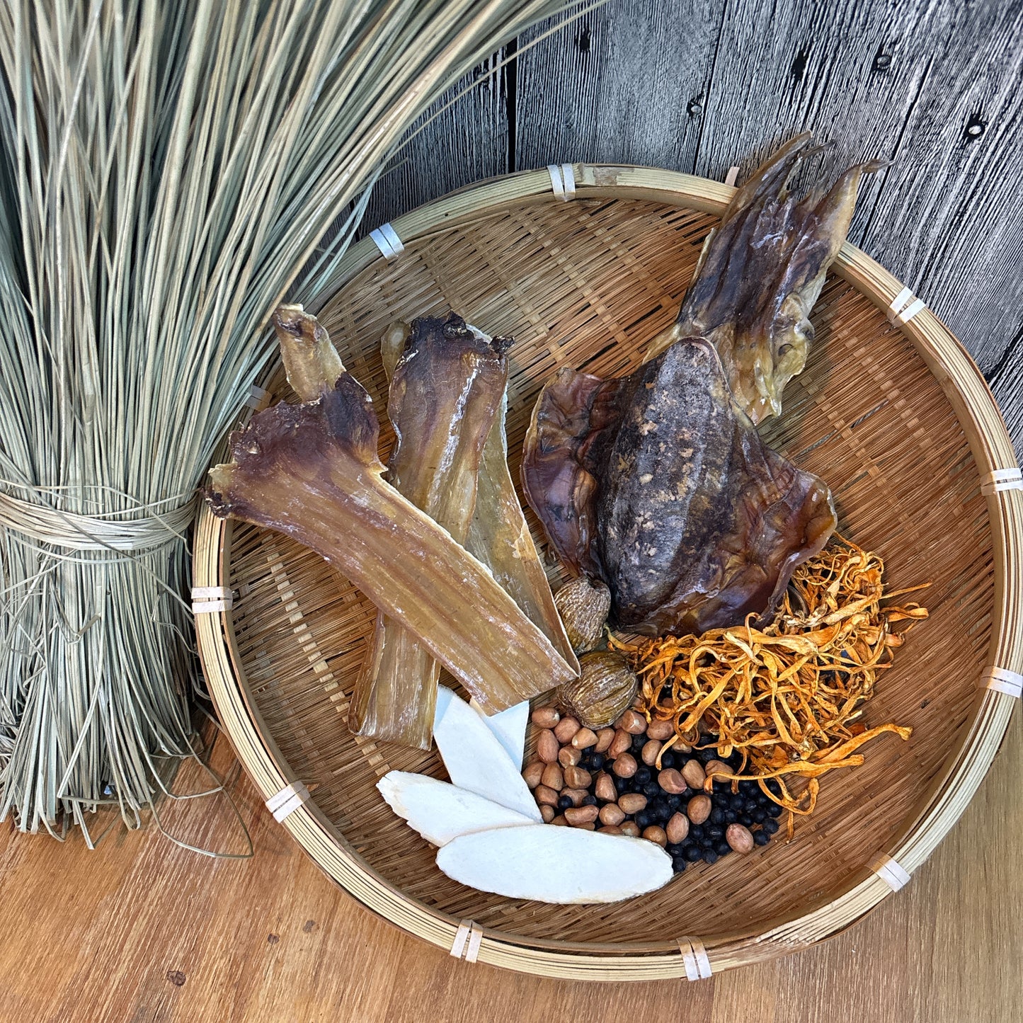 原隻墨魚象拔蚌黑豆湯